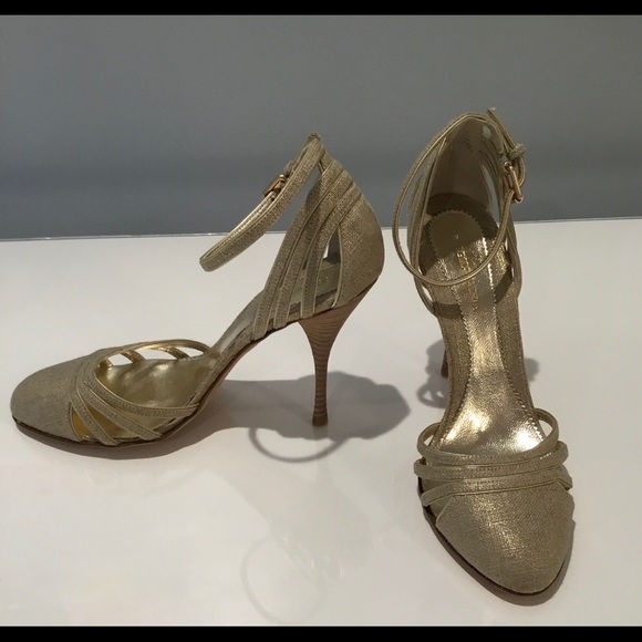 BCBG MAXAZRIA METALLIC GOLD LINEN STACKED HEELS 7 - Picture 3 of 13